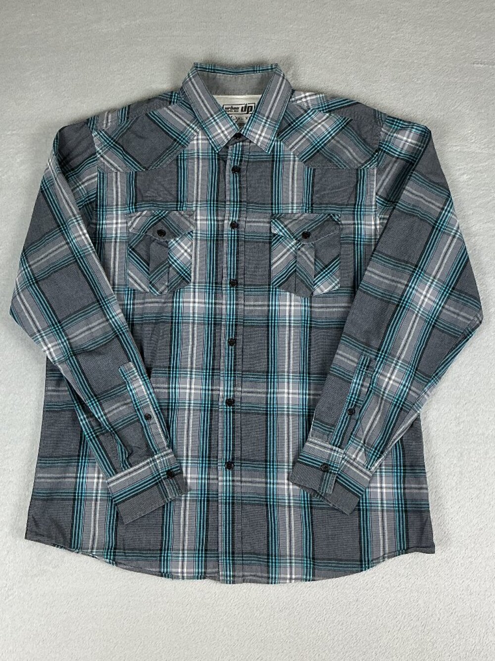 Urban Pipeline Men's Shirt Button-up Long Sleeve Size L Pockets Plaid Pattern.